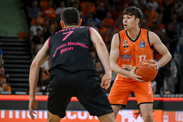 枪手近两个 枪手近两个