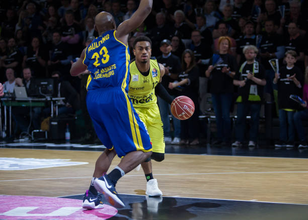 着皇马球衣 着皇马球衣